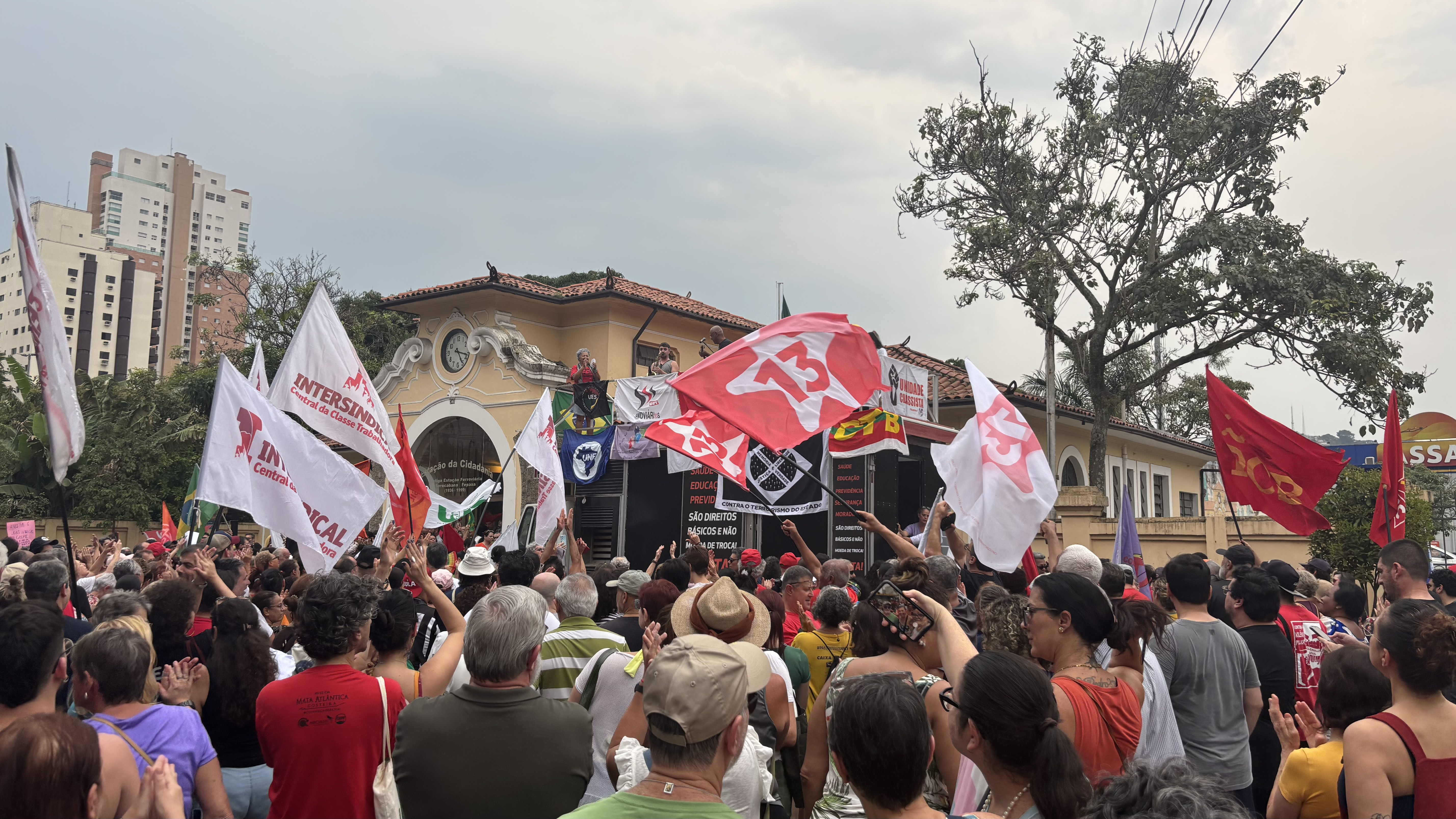 A imagem mostra a concentração dos manifestantes na Estação da Cidadania de Santos contra a PEC da Blindagem e a Anistia neste domingo, 21 de setembro de 2025