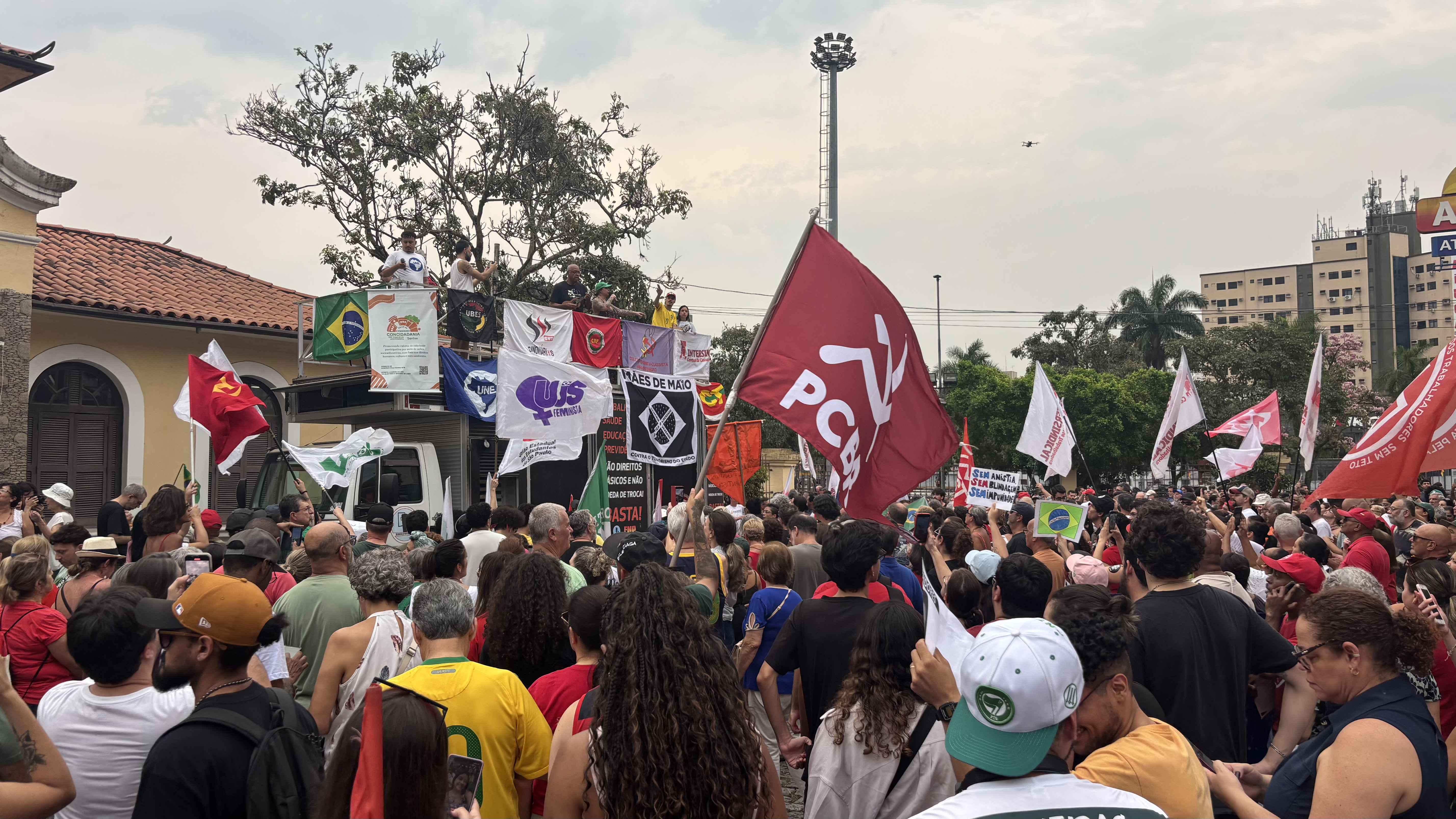 A imagem mostra a concentração dos manifestantes na Estação da Cidadania de Santos contra a PEC da Blindagem e a Anistia neste domingo, 21 de setembro de 2025