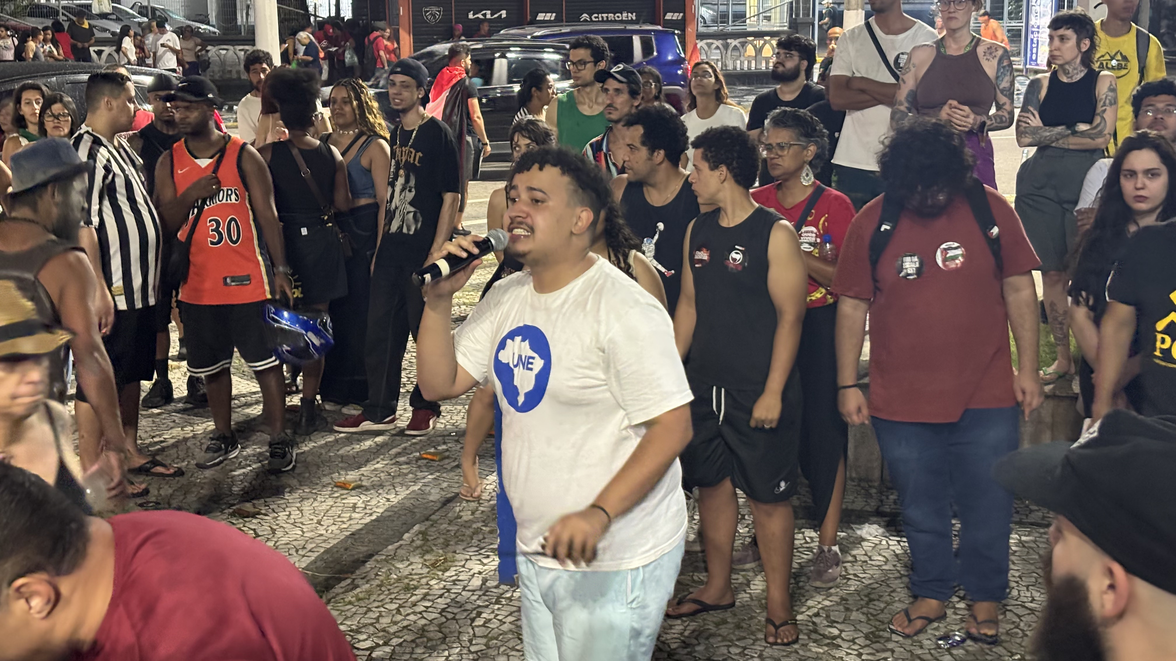 A imagem mostra Matheus Café, presidente do Centro de Estudantes de Santos e Região, discursando durante ato contra PEC da Blindagem e anistia, na Praça da Independência, em Santos, neste domingo, 21 de setembro de 2025