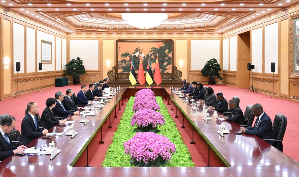 Xi reúne-se com primeira-ministra moçambicana