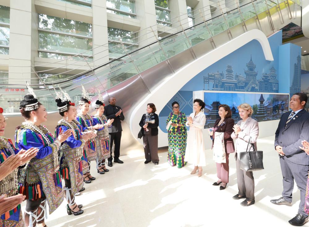 Peng Liyuan visita exposição sobre empoderamento digital e inteligente para mulheres e meninas