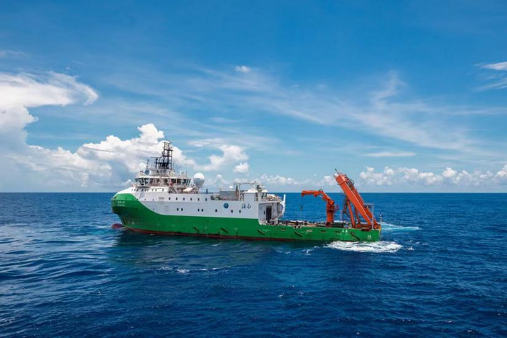 Cientistas chineses e brasileiros realizam múltiplas explorações em mar profundo a bordo do navio de pesquisa "Explorer II". (Xinhua)