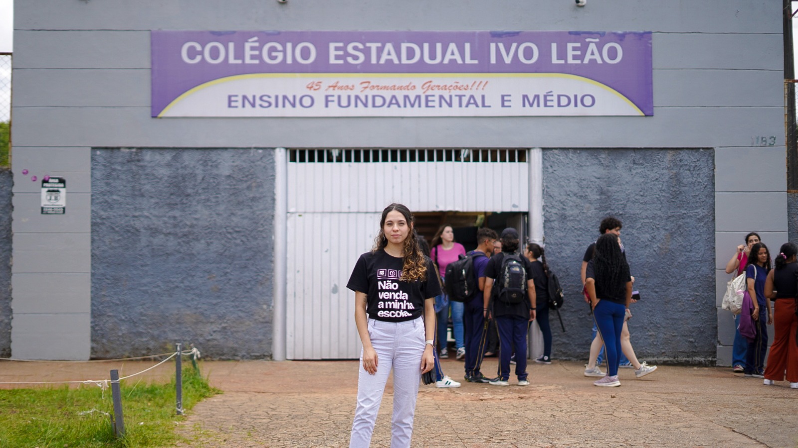 A foto mostra a deputada estadual Ana Júlia Ribeiro (PT-PR) em frente ao Colégio Estadual Ivo Leão.