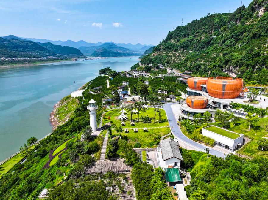 Foto aérea de drone tirada em 15 de maio de 2024 mostra uma área de turismo eco-cultural ao longo do rio Yangtze no distrito de Wanzhou de Chongqing, no sudoeste da China. (Xinhua/Wang Quanchao)