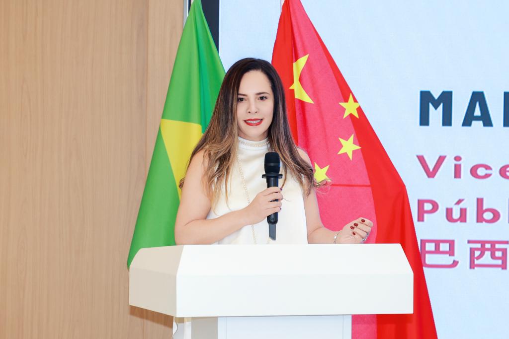 Marília Meneses, vice-cônsul e subchefe do Setor de Diplomacia Pública do Consulado-Geral do Brasil em Shanghai, faz discurso no Dia Brasileiro em Hangzhou, na Província de Zhejiang, leste da China, em 29 de maio de 2026. (Foto fornecida à Xinhua pela entrevistada)