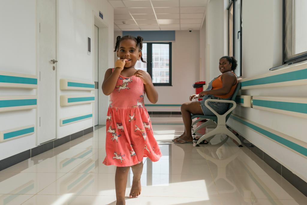 Uma criança caminha na enfermaria pediátrica do edifício de maternidade e pediatria do Hospital Dr. Baptista de Sousa, em Mindelo, na Ilha de São Vicente, Cabo Verde, em 13 de maio de 2026. (Xinhua/Xie Jianfei)