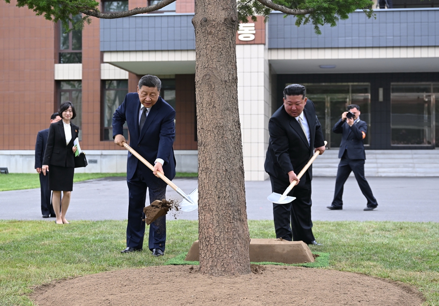 Xi Jinping visita Escola Central de Quadros do Partido dos Trabalhadores da RPDC