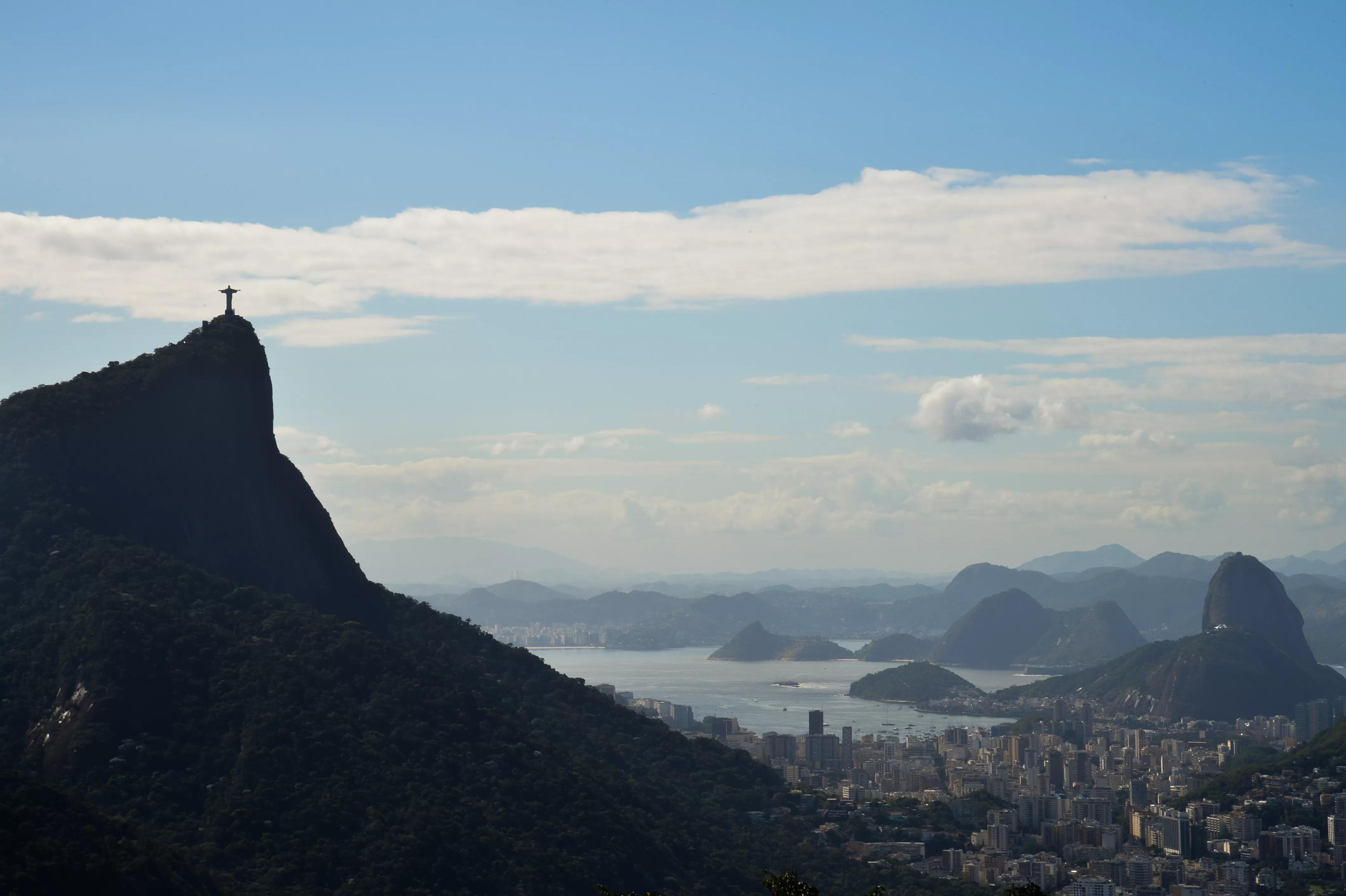 Panorama da cidade do Rio de Janeiro com destaque para as montanhas do Corcovado e Pão de Açúcar