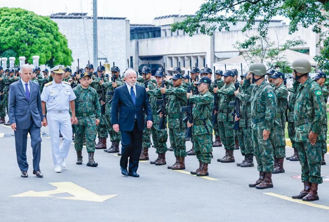 Luiz Inácio Lula da Silva com militares