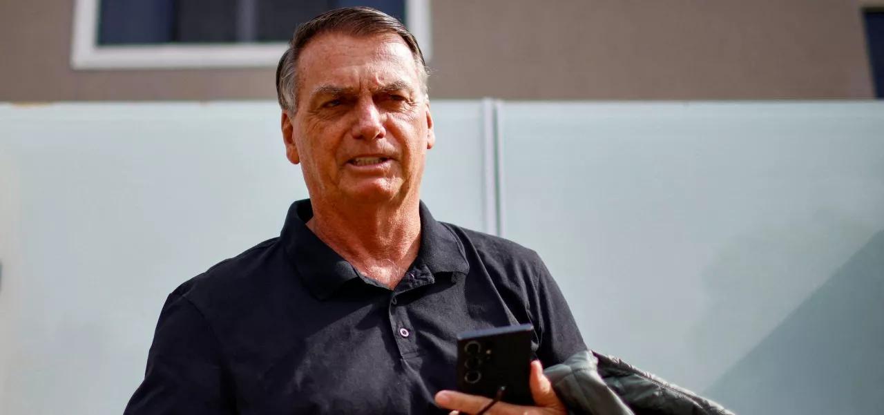 Ex-presidente Jair Bolsonaro na porta da sua casa em Brasília