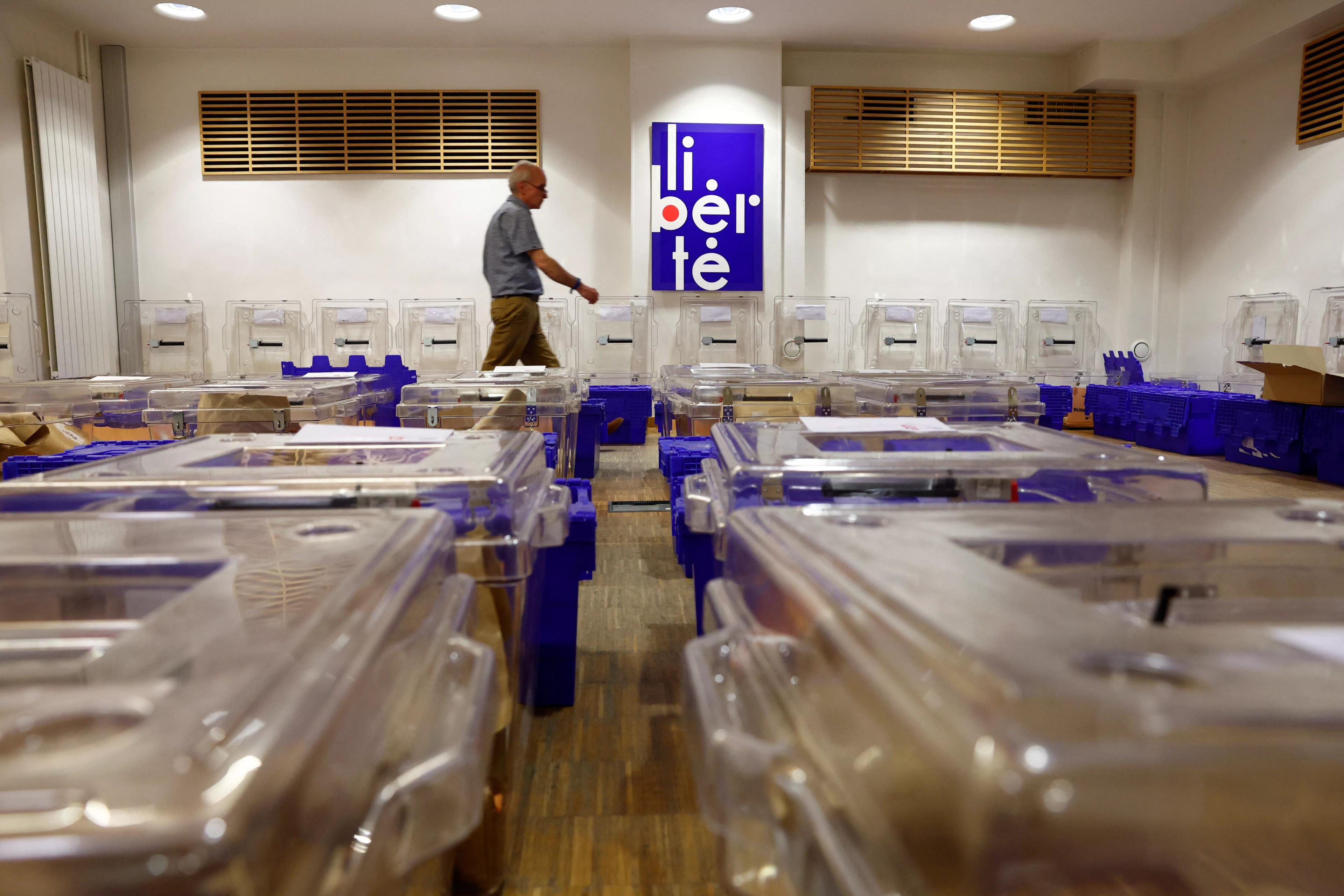 Urnas são preparadas para eleição na França
 28/6/2024   REUTERS/Gonzalo Fuentes