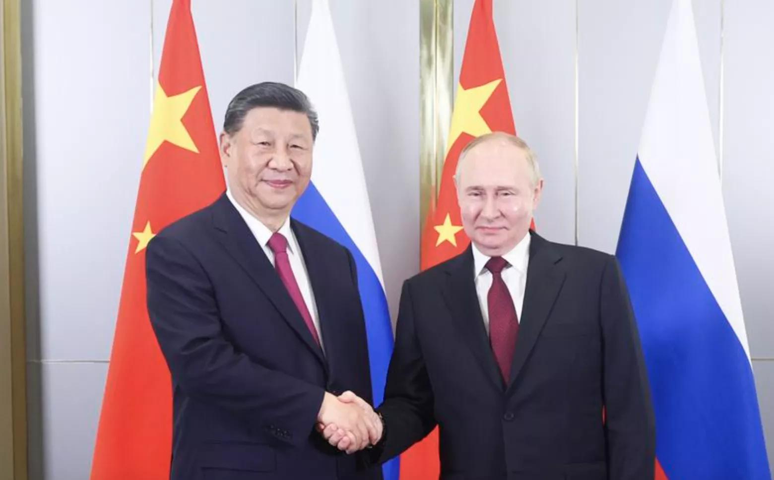 O presidente chinês, Xi Jinping, reúne-se com o presidente russo, Vladimir Putin, antes da 24ª Reunião do Conselho de Chefes de Estado da Organização de Cooperação de Shanghai, em Astana, Cazaquistão, em 3 de julho de 2024