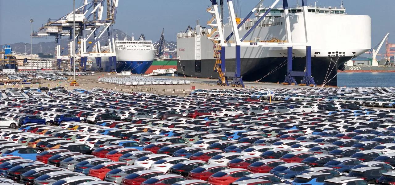 Carros a serem exportados no porto de Yantai, China