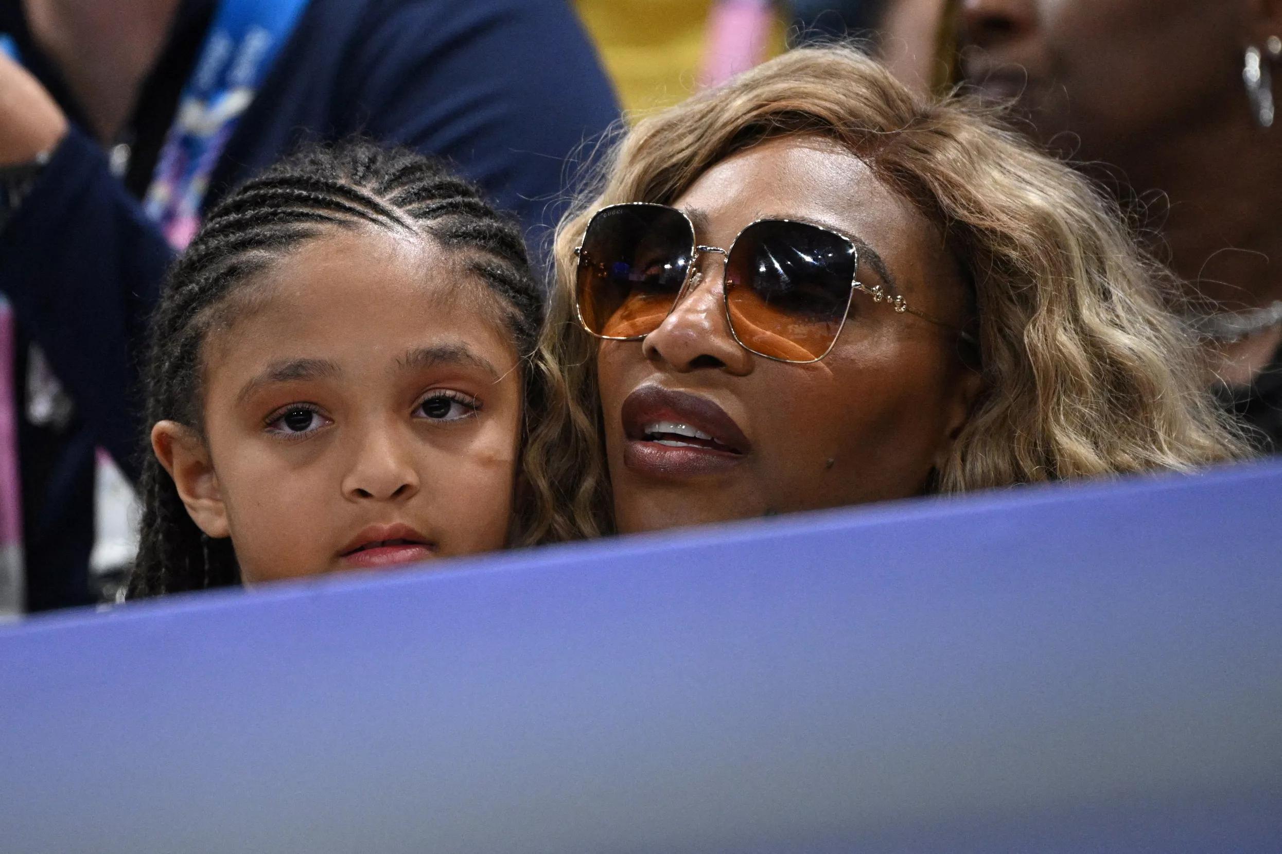 Ex-tenista Serena Williams ao lado da filha Olivia durante partida entre Estados Unidos e Brasil pelas quartas de final do torneio masculino de vôlei da Olimpíada Paris 2024 
05/08/2024 REUTERS/Annegret Hilse