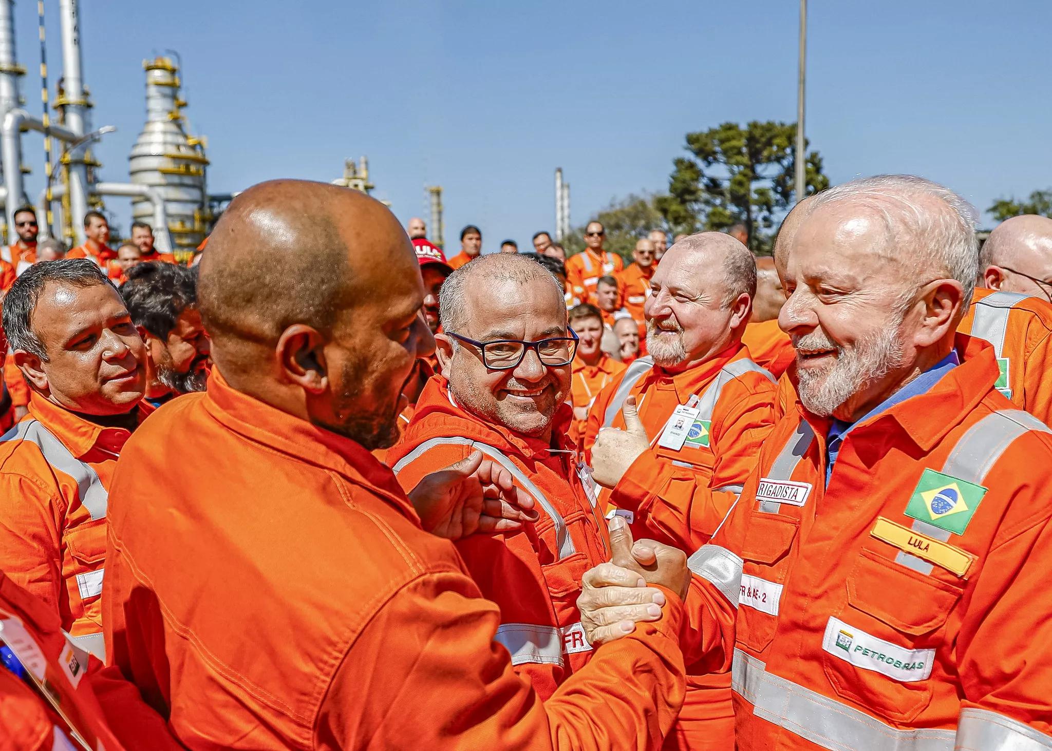 15.08.2024 - Presidente Luiz Inácio Lula da Silva é cumprimentado pelos trabalhadores readmitidos pela ANSA, na refinaria Getúlio Vargas, em Araucária - PR.