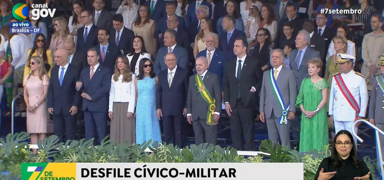 Autoridades assistem ao desfile cívico-militar de 7 de setembro, em Brasília