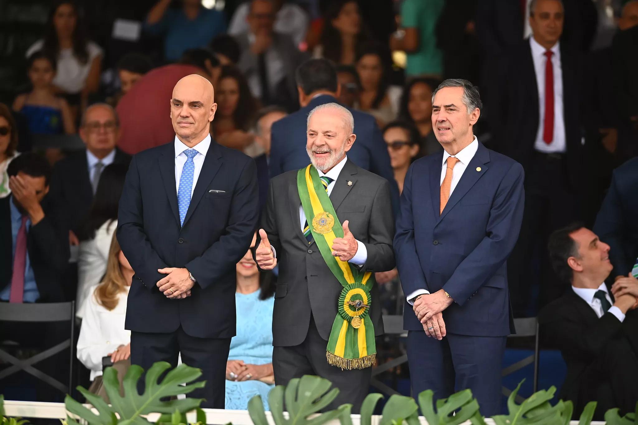 Ministro Alexandre de Moraes, presidente Lula e ministro Luís Roberto Barroso participam do desfile de 7 de Setembro em Brasília-DF