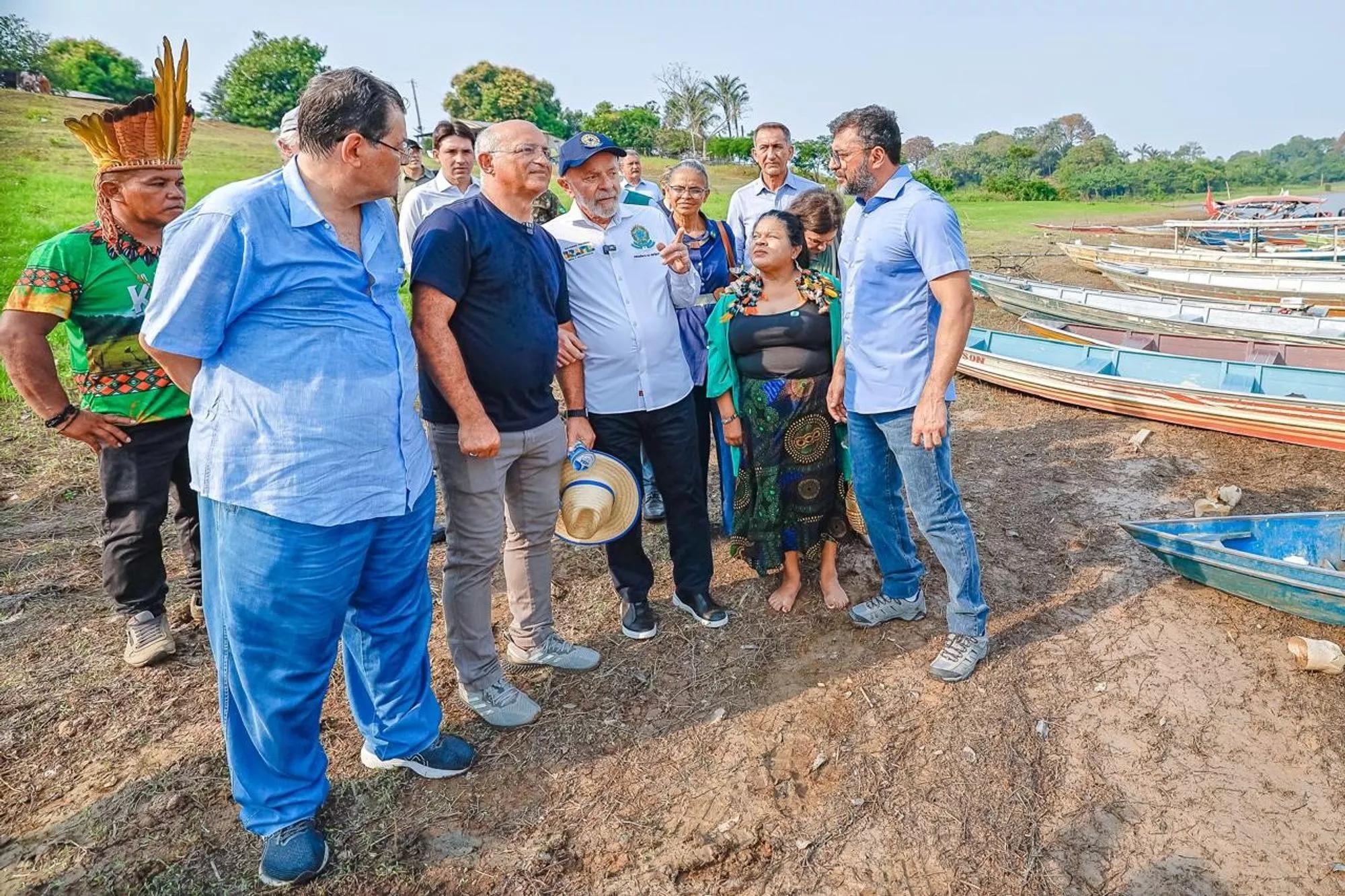 Com o governador do Amazonas, Wilson Lima, o prefeito de Manaquiri, Jair Aguiar, os senadores Eduardo Braga e Omar Aziz, e as ministras
Marina Silva e Sonia Guajajara