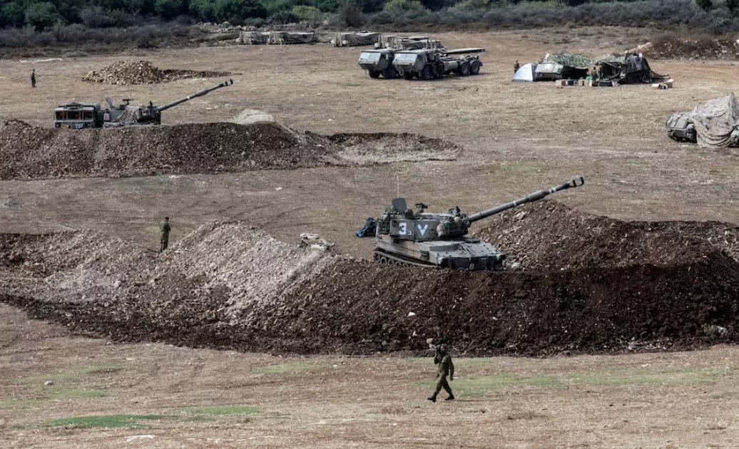 Um soldado israelense passa por um tanque perto da fronteira de Israel com o Líbano, norte de Israel