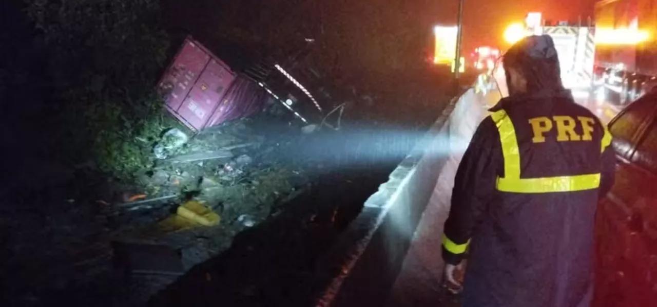 Tragédia na BR-376: carreta tomba sobre van e mata nove atletas de remo |  Brasil 247